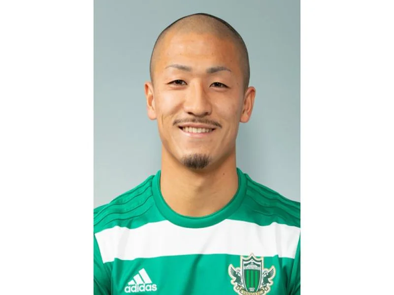 日本队全员集合备战麒麟挑战杯，前田大然“泡面头”抢眼